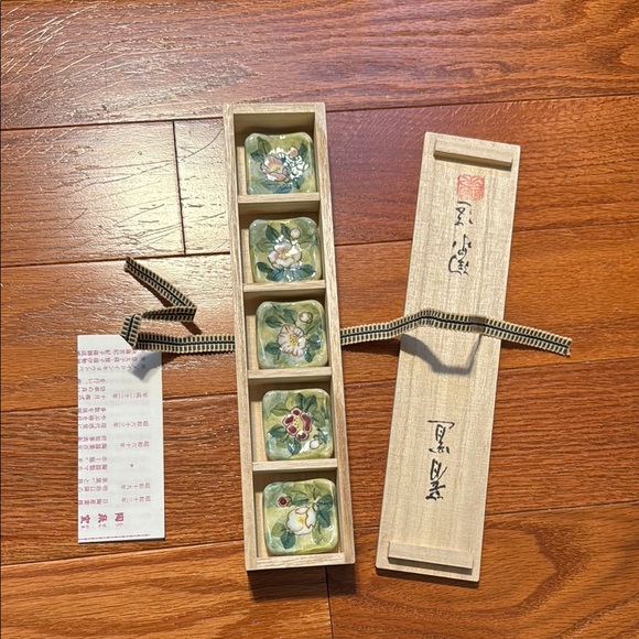 CAMELLIA CHOPSTICK REST SET - Picture 4 of 10